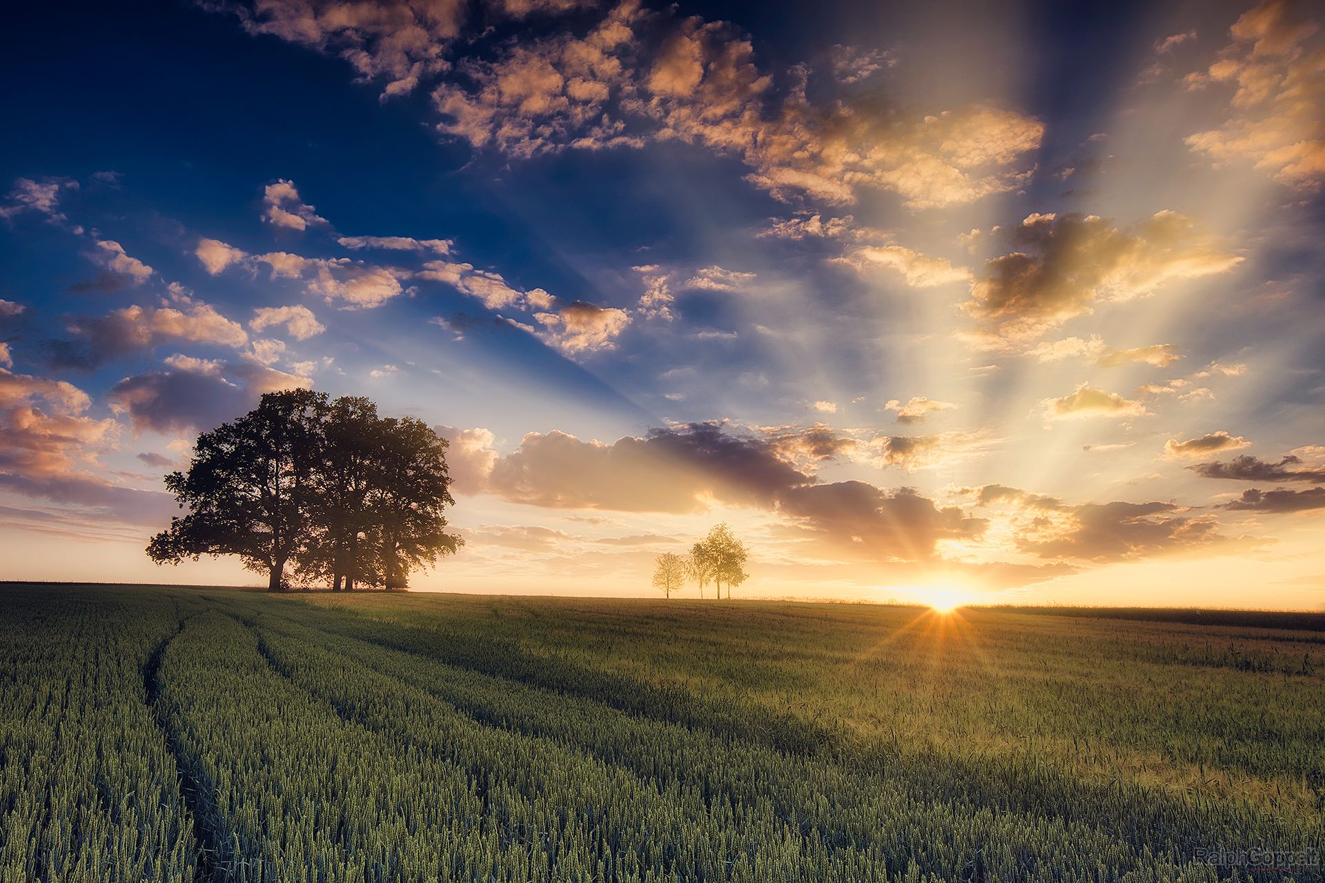 Zonsopkomst boven een rustig landschap