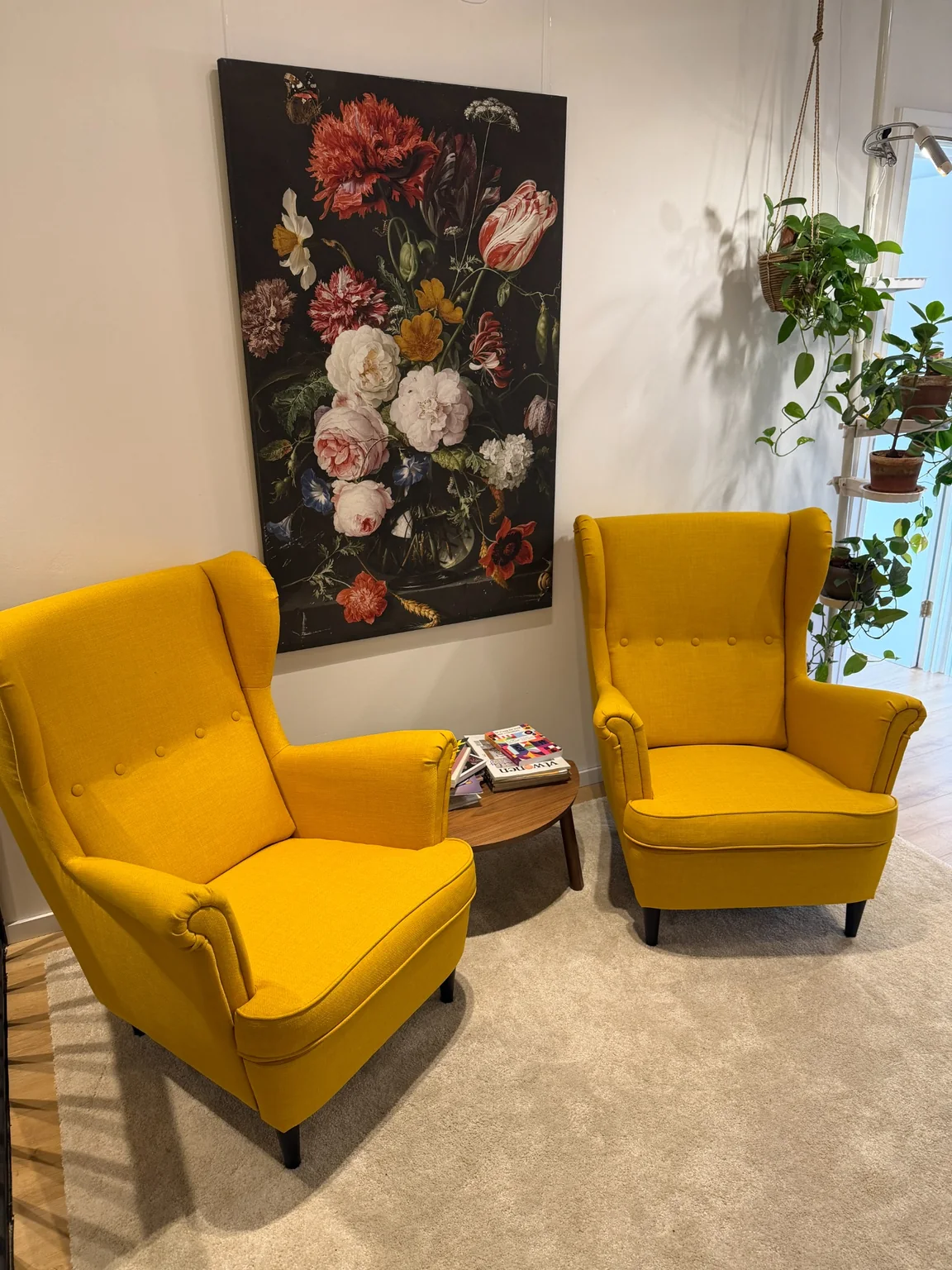 De wachtruimte met twee gele fauteuils en planten